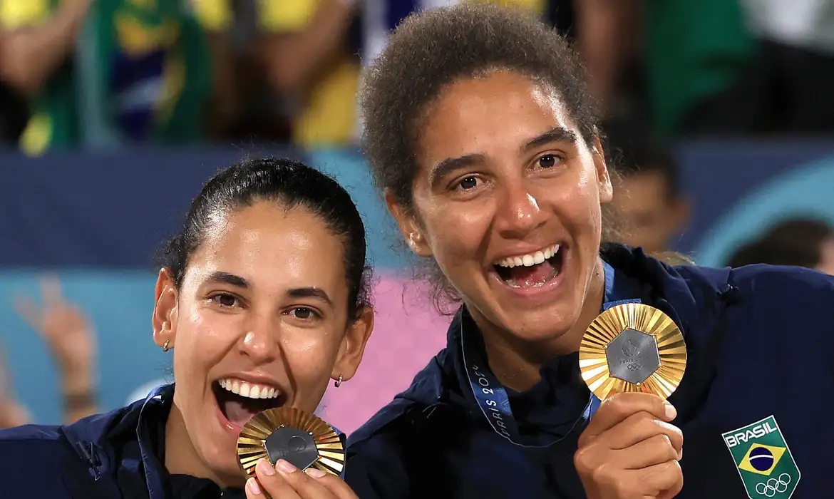 Duda E Ana Patr Cia Derrotam Canadenses E S O Ouro No V Lei De Praia