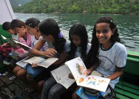  Ilha Grande (RJ) - Cerca de 220 estudantes de Ilha Grande, em Angra dos Reis, a 250 quilômetros da capital fluminense, só chegam ao colégio pegando barcos escolares. Na localidade, embarcações prestam o serviço para a prefeitura e levam, diariamente, 217 alunos para 16 unidades em diversas praias da região. Na costa da Ilha Grande, Ilha da Caieira e da Gipóia, devido às condições geográficas, esse é o único meio de transportar os alunos Foto Marcello Casal Jr/ABr