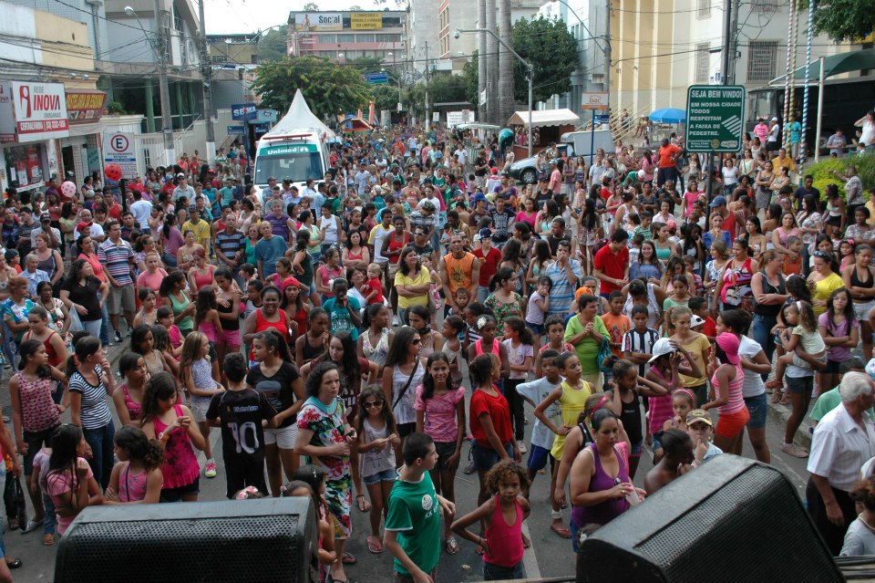 publico-presente-festa-trabalhador-manhuacu