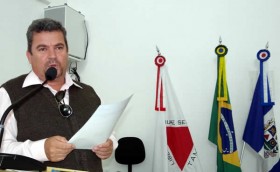 O Diretor do SAAE, Heron Ferreira de Souza, durante pronunciamento no plenário
