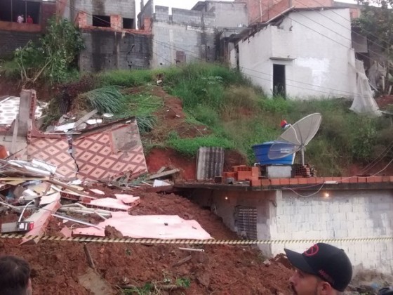 Deslizamento De Terra Provoca Desabamento E Interdições Em Itaquaquecetuba Jm1 Jornal Das 