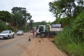 A Secretaria de Obras usou uma carregadeira e um caminhão caçamba para remover a sujeira