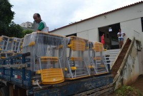 Entrega das carteiras contou com apoio de equipe da secretaria de Obras