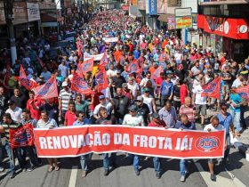 Trabalhadores-da-Mercedez-Benz-se-mobilizam-contra-suspensão-da-produção-em-SP