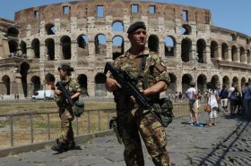 +++RPT CON TITOLO E DIDASCALIA CORRETTI+++ Zona di massima sicurezza attorno al Colosseo, in una immagine fornita dall'Ufficio Stampa dell'Esercito il 3 agosto 2016, riguardante l'operazione "Strade Sicure", che vede i militari dell?Esercito impiegati in ambito nazionale, in concorso e congiuntamente alle Forze di Polizia, per il presidio del territorio e delle principali aree metropolitane e la sorveglianza dei punti sensibili. ANSA / US ESERCITO +++ANSA PROVIDES ACCESS TO THIS HANDOUT PHOTO TO BE USED SOLELY TO ILLUSTRATE NEWS REPORTING OR COMMENTARY ON THE FACTS OR EVENTS DEPICTED IN THIS IMAGE; NO ARCHIVING; NO LICENSING+++